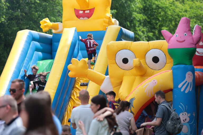 Rodzinnie i radośnie. Piknik z okazji Dnia Dziecka połączył pokolenia